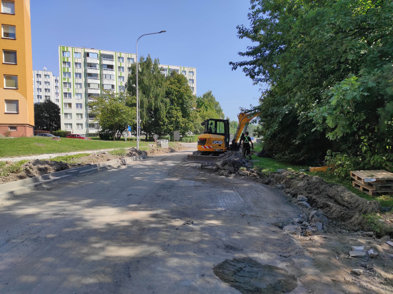 Probíhající oprava komunikace mezi bytovými domy v Orlové