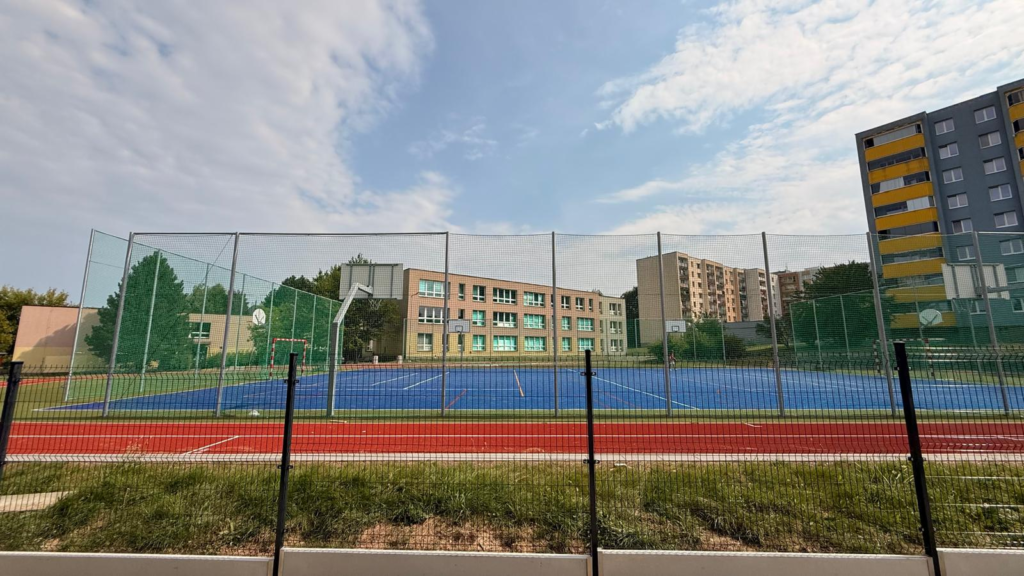 Víceúčelové sportovní hřiště u školy v Orlové